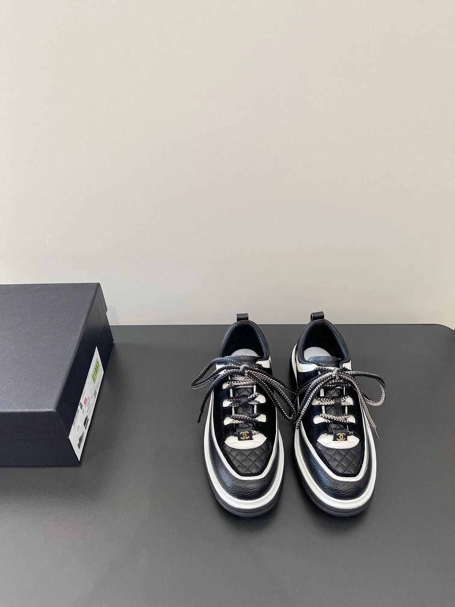 👟👟Ex-factory price 560👟👟 𝐂𝐇𝐀𝐍𝐄𝐋 Chanel's latest diamond lace sports sneakers in new colors ✔️ Full cowhide leather surface. The new color matching fabric adds many elements to make it look very delicate. When you put it on, your legs will become longer in seconds. The authentic replica of the counter. The upper part can be said to be really super good! Size: 35-41 original packaging